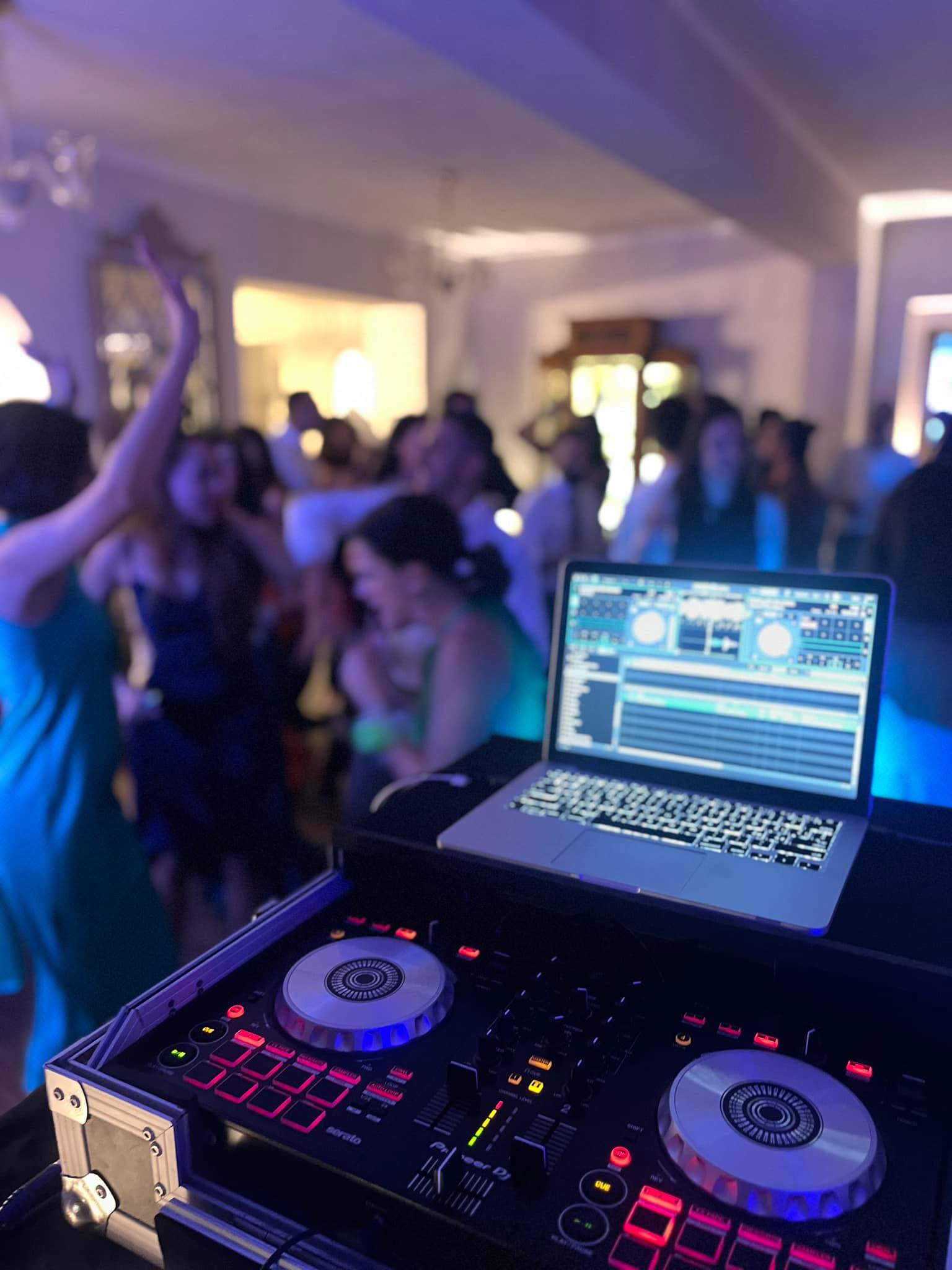 DJ set Snack Eventi con pista da ballo piena